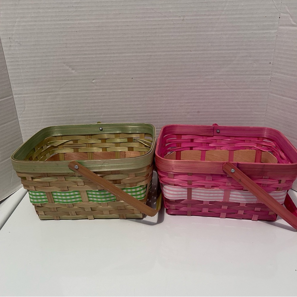 Lot of 2 woven baskets with handles